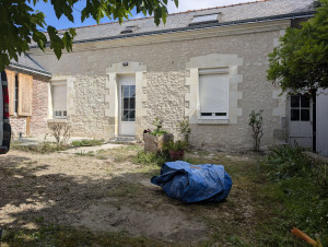 Photo de galerie - Rénovation d'une façade complète pierre autour de encadrement fenêtres, porte, corniche, enduit a la chaux finition brossée 