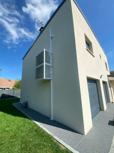 Photo de galerie - Installation d’un cache groupe extérieur blanc 