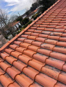 Photo de galerie - Mise en place des tuiles après suppression de cheminée 