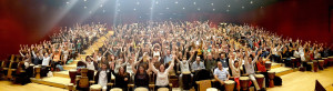 Photo de galerie - Team building percussion avec 300 participants.