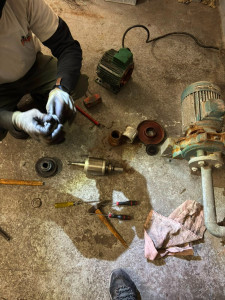 Photo de galerie - Réparation d'un moteur de VMC en panne : démontage, remplacement des pièces usées, remise en service. Fabrication sur mesure d'une cage en fer pour protéger l'installation. SoniELEC assure l'entretien VMC/VMR des professionnels en Île-de-France.