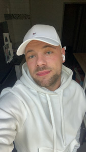 Photo de galerie - Ponctuel , motiver , déterminer , courageux , souriant 