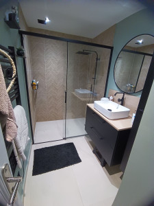 Photo de galerie - Rénovation complète de la salle de douche 
carrelage placo enduit peinture ameublement
petite plomberie de raccordement douche et lavab