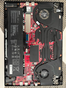 Photo de galerie - Nettoyage des ventilateurs d’un ordinateur portable Asus TUF.
