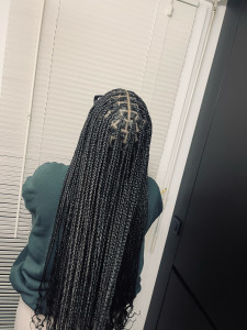 Photo de galerie - Small knotless bone braids 