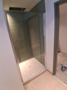 Photo de galerie - Pose parois de douche.