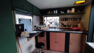 Photo de galerie - Aménagement de l'intérieur d'une caravane en laboratoire de savonnerie 