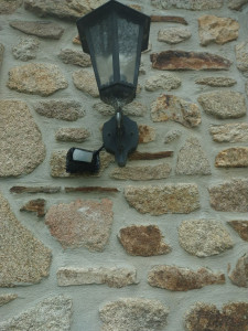 Photo de galerie - . Pose d'un détecteur sur applique extérieure. 