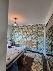 Photo de galerie - Petit mur en tête de lit en papier peint 
