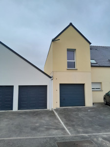 Photo de galerie - Surélévation sur la commune de saint mars du désert
Surélévation R+1 sur garage : élévation de la structure en parpaings, coulage du linteau et des chaînages, pose de l'appui de fenêtre, maçonnerie des rampants du pignon avec arase, puis application de l'