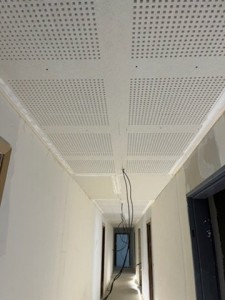 Photo de galerie - Pose de faux-plafonds dans un couloir d'entreprise