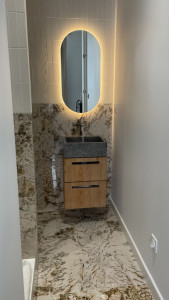Photo de galerie - Salle de bain, pour la partie luminaire et plomberie et meuble vasque en marbre. 