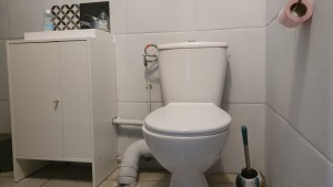 Photo de galerie - Rénovation de toilette. pose de meuble, carrelage et toilettes.