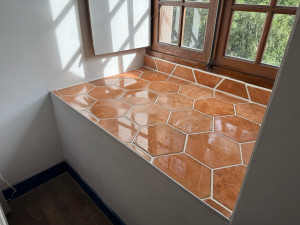 Photo de galerie - Réalisation d’une pose de carrelage forme hexagonale imitation tomette sur appui de fenêtre.