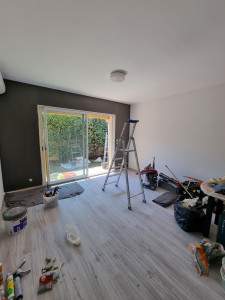 Photo de galerie - Pose de parquet pvc avec plinthe et mise en peinture de la pièce