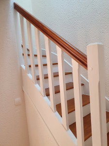 Photo de galerie - Peinture sur escalier,avec la rampe et les marches en  vernis!!