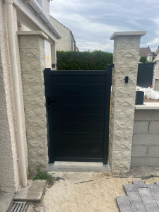 Photo de galerie - Pose d’un portillon en aluminium 