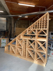 Photo de galerie - Création et fabrication d’une cave à vin sous escalier 