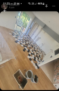 Photo de galerie - Préparation des supports  ragréage pose imitation parquet salon et séjour avec incrustation de carrelage exagonal dans la cuisine 