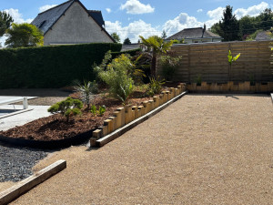 Photo de galerie - Massif et terrain de pétanque