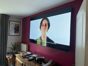 Photo de galerie - Pose de tv mural 84 pouce 210 cm diagonale avec passage de câble invisible 