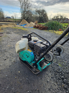 Photo de galerie - Plaque vibrante 90kg avec réservoir et rampe d'arrosage disponible à la location 