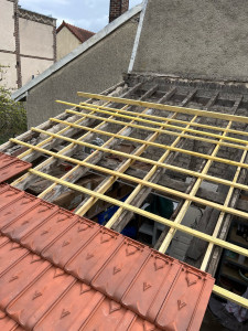 Photo de galerie - Changement de tuiles avec redressement des chevrons (fardage)