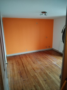 Photo de galerie - Reprise du sol au en plafond avec : 
Détapissage & ratissage des murs et plafond, 
Mise en peinture selon choix client, 
Ponçage et vitrification du parquet, 
client ravi ??