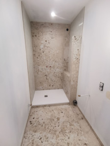 Photo de galerie - Salle de bain sol + faïence.
mélange de grand format + petit format.