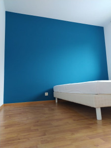 Photo de galerie - Mise en couleur bleu sur un pant de mur 