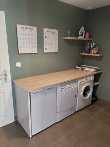 Photo de galerie - Création d'une buanderie : peinture, remplacement des prises de courant et des interrupteurs, découpe et pose d'un plan de travail, installation d'étagères, installation des cadres