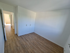Photo de galerie - On a refait les murs, (pose de fibre intissée, peinture), le sol (parquet vynilique dans ce cas).
Mais je sais faire aussi du parquet flottant. 