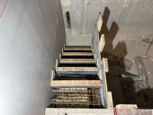 Photo de galerie - Coffrage escalier pour un accès piscine 