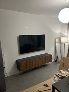 Photo de galerie - Montage et fixation d’un meuble tv + fixation d’une tv au mur 