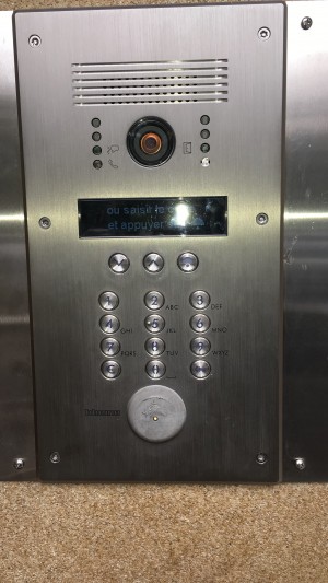 Photo de galerie - Changement de nom de résident sur platine d’accès d'immeuble de marque Bticino