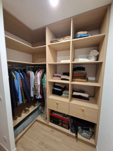 Photo de galerie - Agencement d'un dressing ouvert sur mesure.
