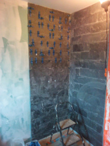 Photo de galerie - Carrelage salle de bain en pierre naturelle noir 