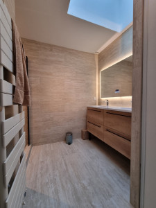 Photo de galerie - Salle de bain effet travertin 