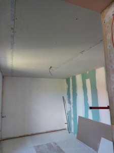 Photo de galerie - Réalisation d'un plafond b13 plus doublage d'un mur humide en hydro + bande à joint et ratissage sur tout les murs. 