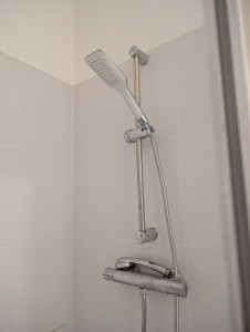 Photo de galerie - Installation d'une barre de douche simple.