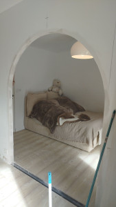 Photo de galerie - Ouverture cloison placo en cours de finition et préparation pour peindre