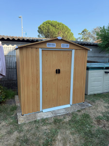 Photo de galerie - Montage et fixation d’un cabanon en tôle.