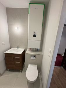 Photo de galerie - Pose d’un chauffe eau extra plat, un toilettes suspendu et un meuble vasque
