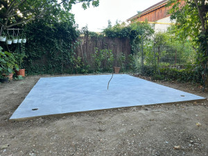 Photo de galerie - Dalle béton plus carrelage pour jacuzzi 
