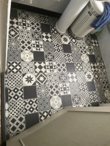 Photo de galerie - Pose de carreaux de sol en pvc dans une salle d'eau