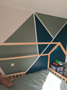Photo de galerie - ✨ Mur géométrique terminé – Chambre garçon.
