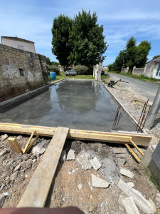 Photo de galerie - Réalisation d’une dalle béton finition talochée.