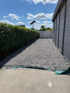 Photo de galerie - Taille de haie, pose de géotextile et de cailloux