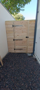 Photo de galerie - Création d une porte en cèdre 