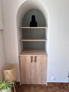 Photo de galerie - Aménagement d'une niche existante, réalisation des étagères et des portes de placard et mise en peinture des murs